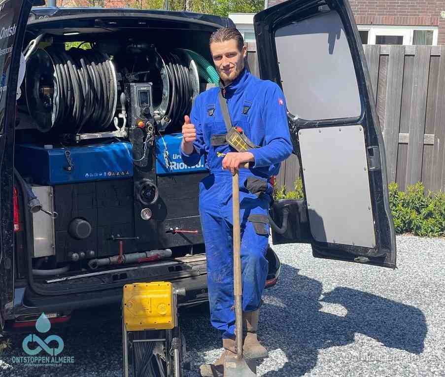 Een tevreden monteur met opgestoken duim na een geslaagde klus, slim ingrijpen bespaart kosten bij een verstopte wc in Almere