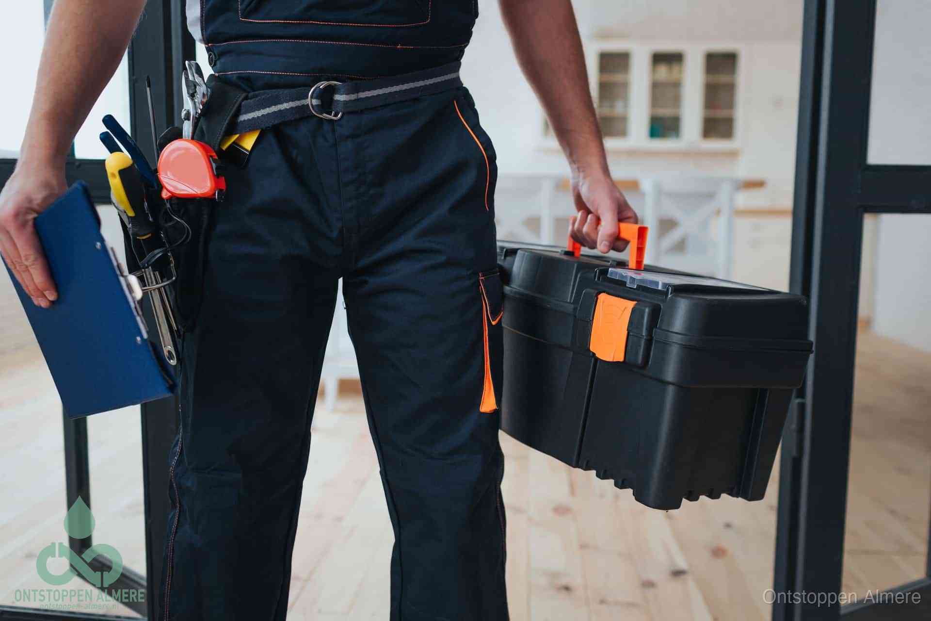 Een monteur met gereedschapsriem en klembord, klaar om een transparante prijs voor het afvoer ontstoppen in Almere te geven