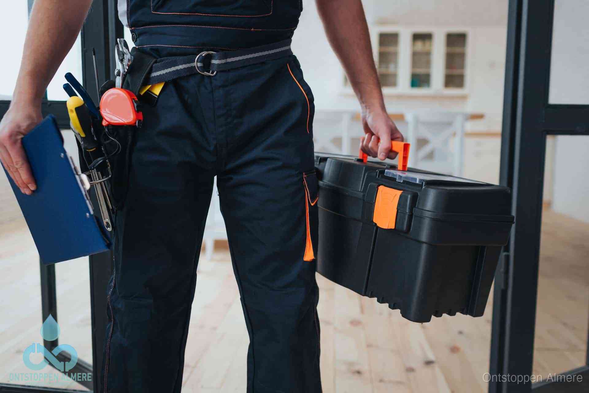 Een monteur met gereedschapsriem en klembord, klaar om een transparante prijs voor het wc ontstoppen in Almere te geven