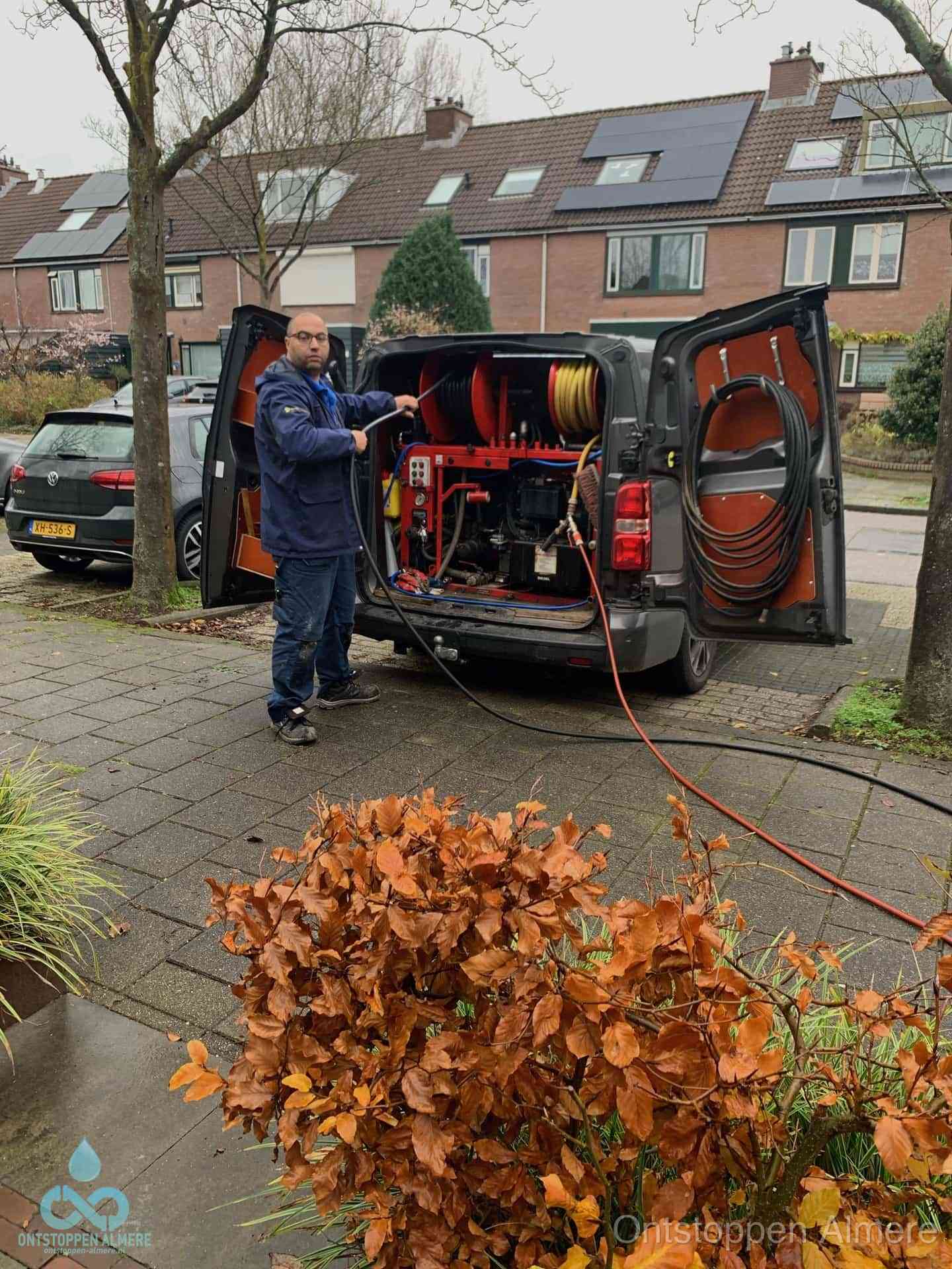 Rioolservice in de wijk in Almere