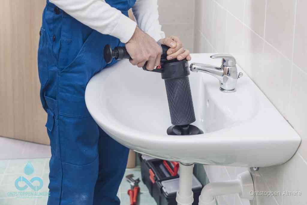 Een te ruwe doe-het-zelf poging met een handmatige perslucht-ontstopper op een sanitair-afvoer, een van de veelgemaakte fouten bij wc ontstoppen in Almere